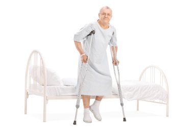 Olgun hasta koltuk değneği ile