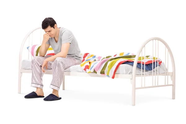 Trauriger Mann sitzt auf einem Bett — Stockfoto