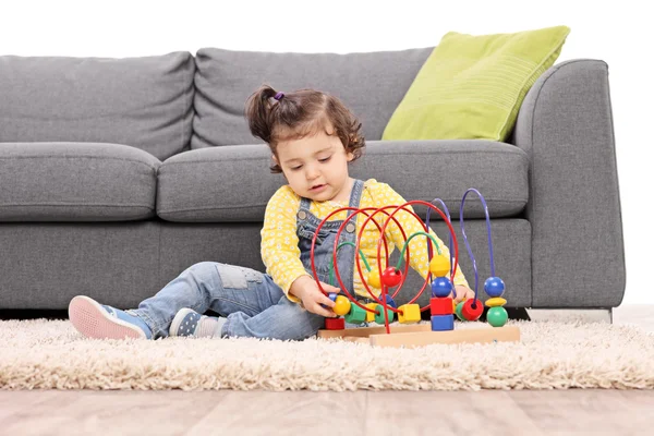 Klein meisje spelen met speelgoed — Stockfoto