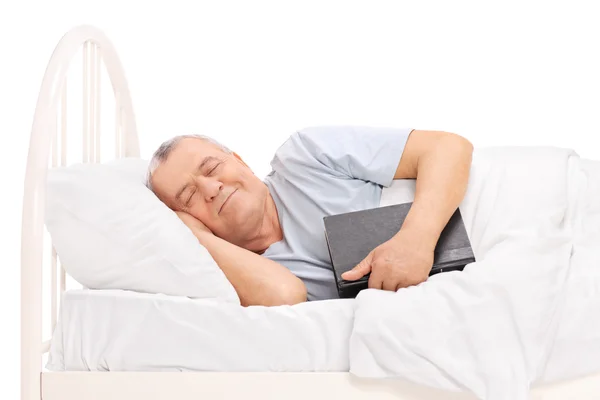 Senior slapen in bed — Stockfoto