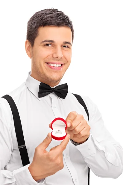 Hombre sosteniendo un anillo de compromiso —  Fotos de Stock