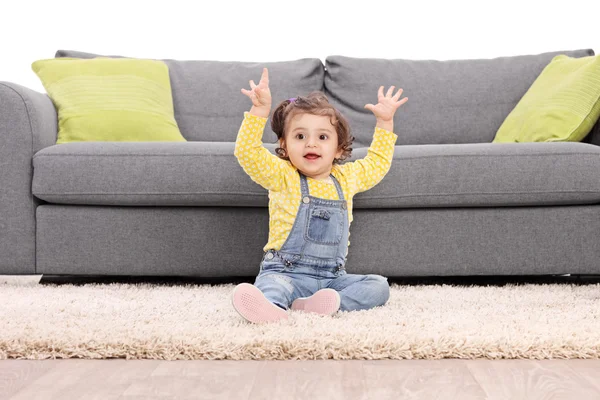 Brincalhão bebê menina gesticulando felicidade — Fotografia de Stock