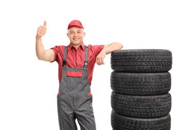 Bir başparmak vazgeçerek genç tamirci 