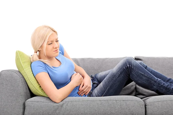 Mujer sintiendo dolor de estómago — Foto de Stock