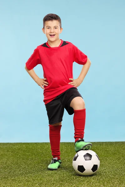 Junior in Fußballuniform — Stockfoto