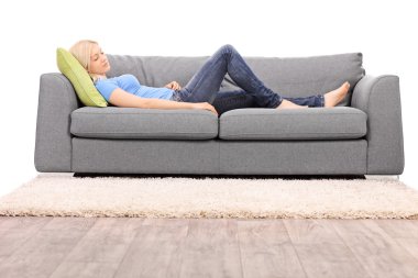 Kadın kanepede şekerleme