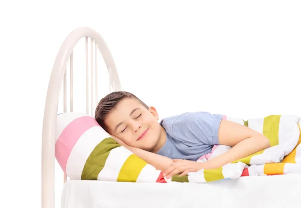 Menino dormindo em cama confortável — Fotografia de Stock