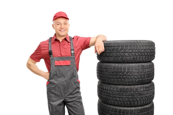 Mechaniker stützt sich auf Reifen — Stockfoto