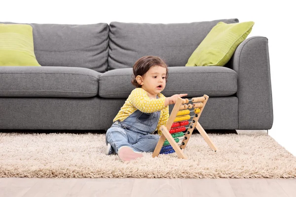 Bambina che gioca con abaco — Foto Stock