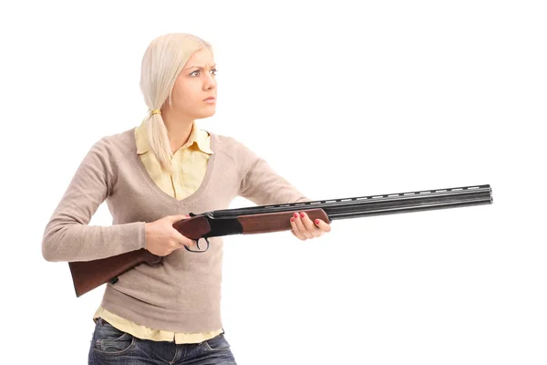 年轻女子持猎枪 — 图库照片