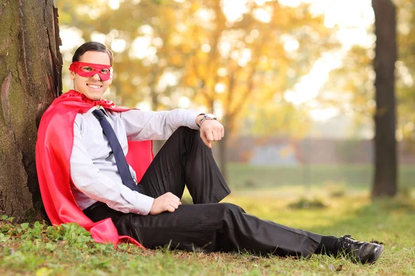 Fröhlicher Mann im Superhelden-Outfit — Stockfoto