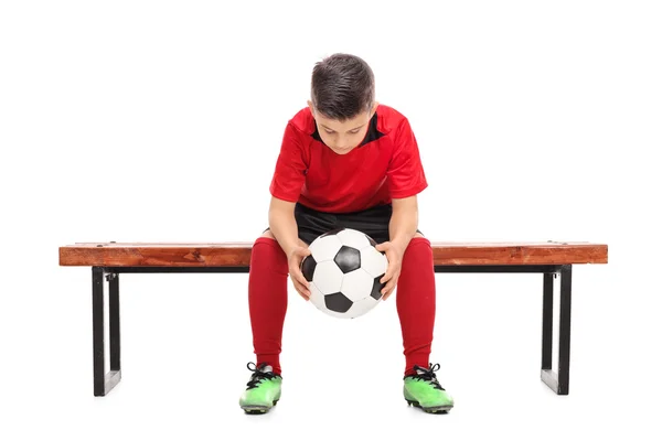 Besorgter Junge im Fußballtrikot — Stockfoto