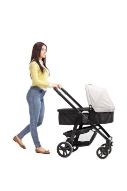 Genç anne bebek arabası itme