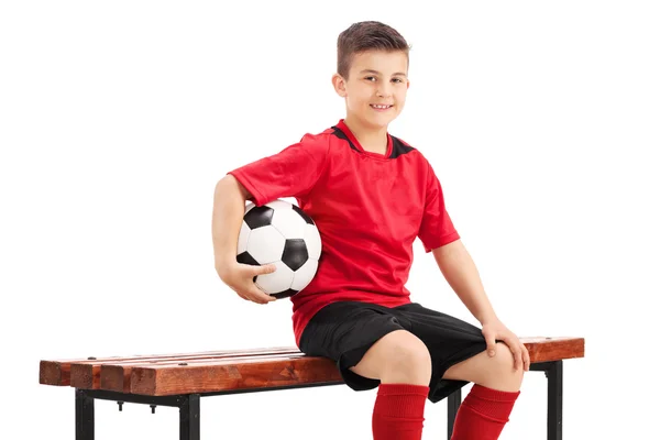 Junior fotbollsspelare på bänk — Stockfoto