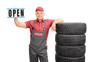 Açık bir işareti holding neşeli makinist