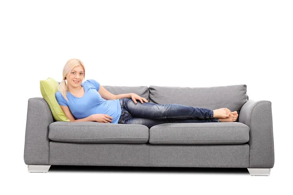 Hübsche Frau auf Sofa liegend — Stockfoto