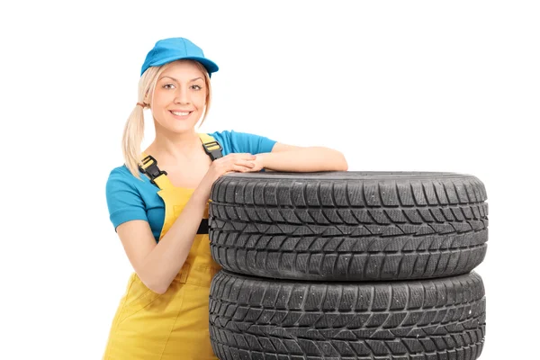 Mechanikerin stützt sich auf Reifen — Stockfoto
