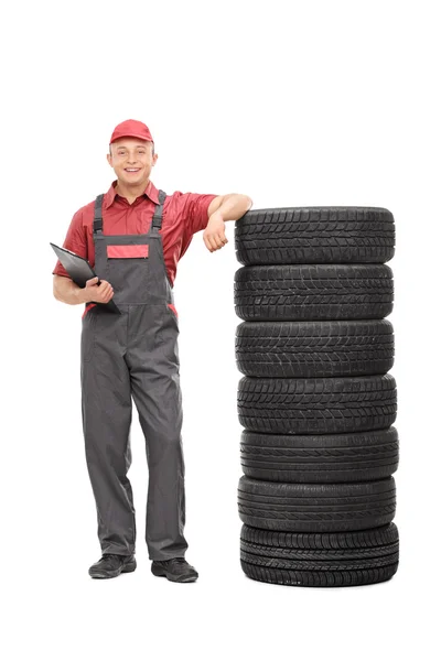 Young male mechanic holding a clipboard — Stock Photo, Image