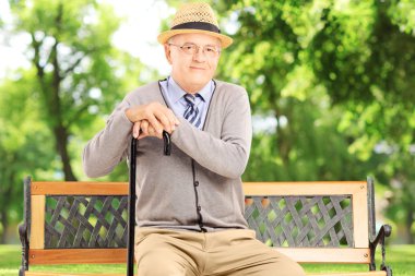 Bir bankta oturan kamışı ile komuta sizde