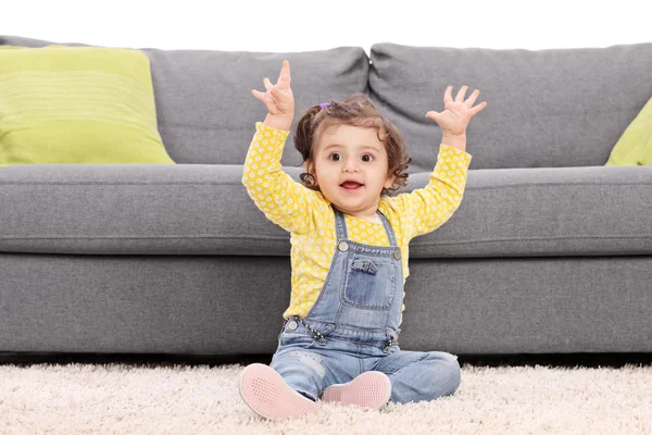 Baby meisje zitten op de vloer — Stockfoto