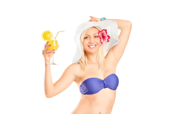 Ragazza in bikini in possesso di cocktail — Foto Stock