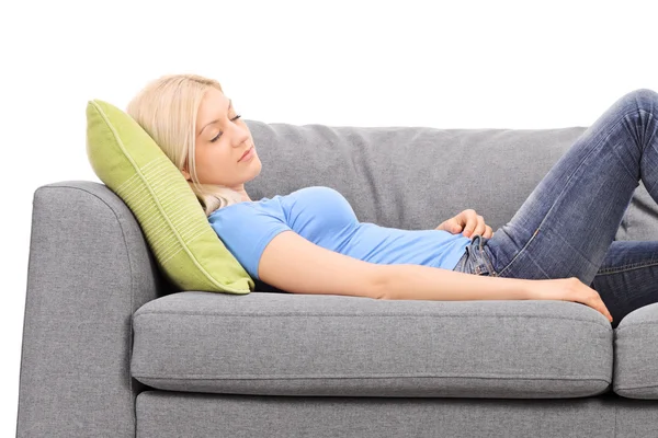 Frau macht ein Nickerchen auf dem Sofa — Stockfoto