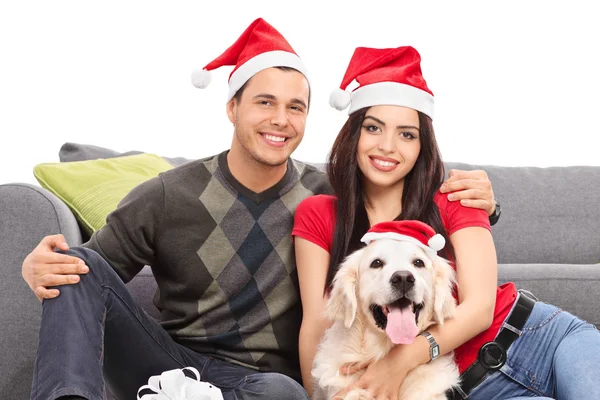 Пара и собака празднуют Рождество — стоковое фото