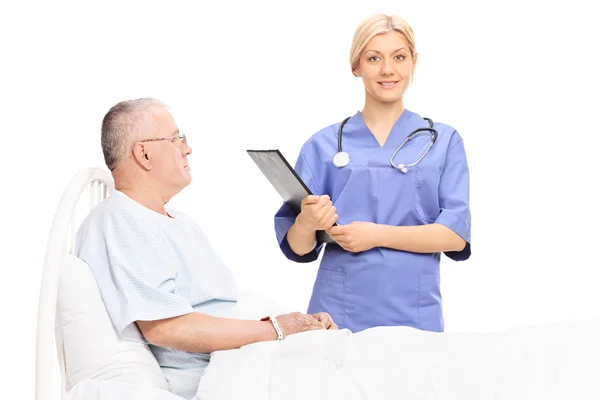 Female doctor standing next to patient — Stock Photo, Image