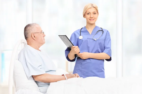 Kobieta lekarz stojący obok pacjenta — Zdjęcie stockowe