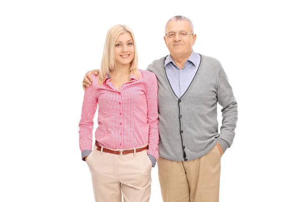 Padre e hija posando abrazados — Foto de Stock