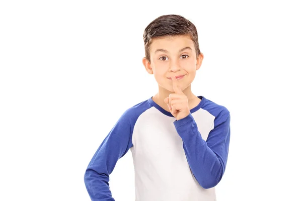 Bonito menino gesticulando silêncio — Fotografia de Stock