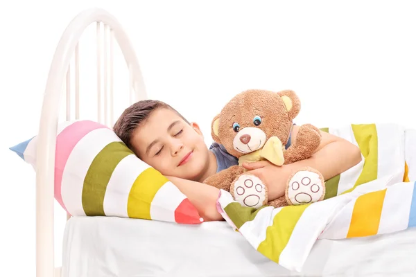 Bambino che dorme con un orsacchiotto — Foto Stock