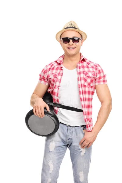 Musicista con occhiali da sole in possesso di doumbek — Foto Stock