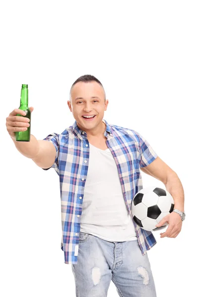 Abanico de fútbol sosteniendo cerveza y animando — Foto de Stock