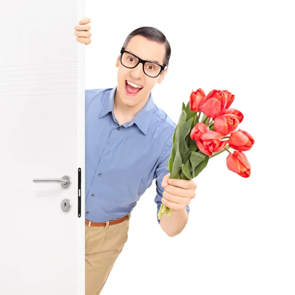 Man invoeren van een kamer met tulpen — Stockfoto