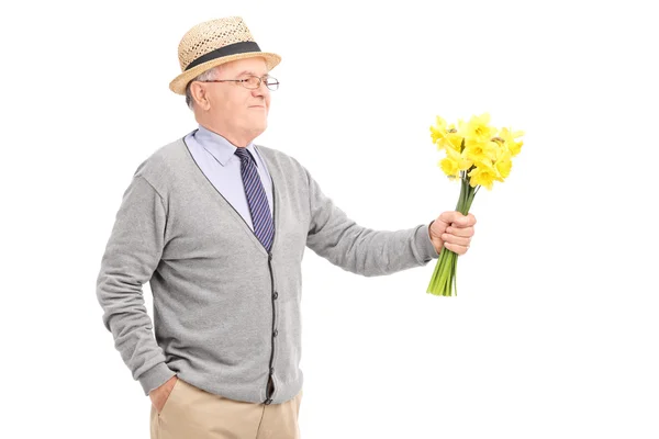 Старший джентльмен держит кучу тюльпанов — стоковое фото