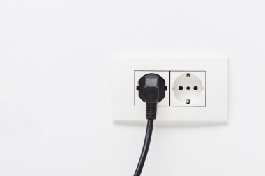 Elektrik kablosunu prize takılı