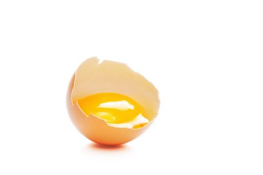 İçinde onun sıvıları ile kırık yumurta kabuğu