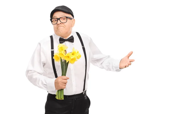 Förvirrad äldre gentleman hålla blommor — Stockfoto