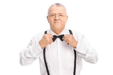 Üst düzey beyefendi onun papyon ayarlama