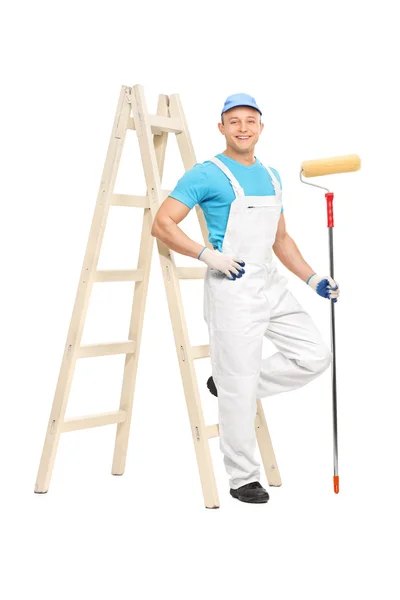 Pintor de casa sosteniendo un rodillo de pintura —  Fotos de Stock