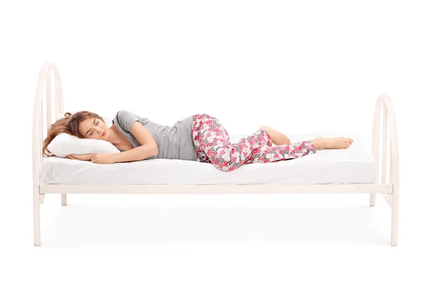 ベッドで眠っている美しいブルネットの女性 — ストック写真