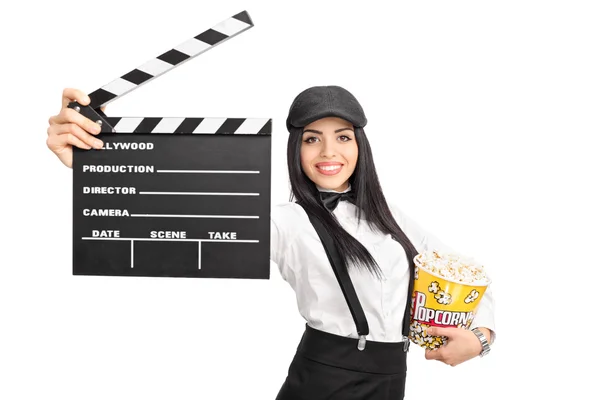 Filmregisseur holding een Filmklapper en popcorn — Stockfoto