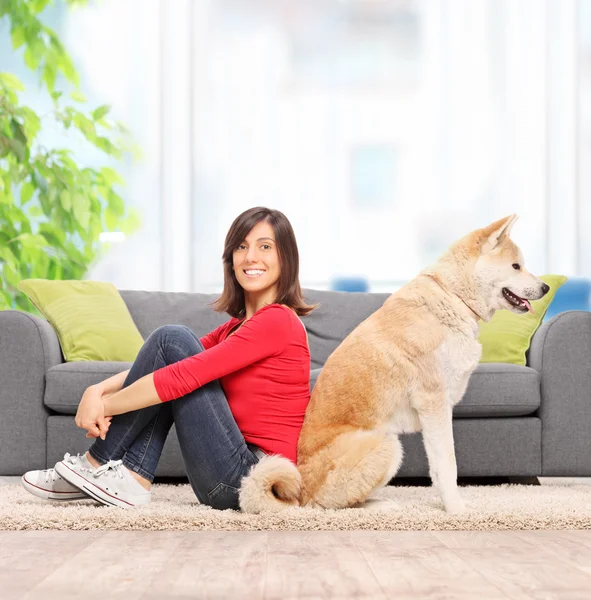 Mujer con su perro — Foto de Stock