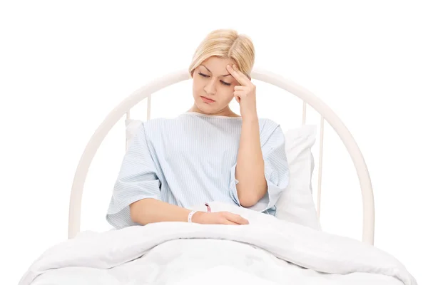 Paciente femenina acostada en una cama de hospital — Foto de Stock