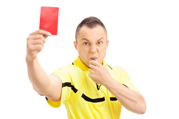 Футбольный судья показывает красную карточку
