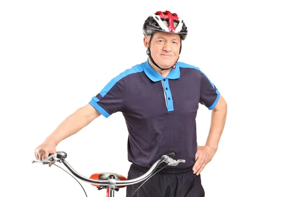 Gezonde volwassen man duwen een fiets — Stockfoto