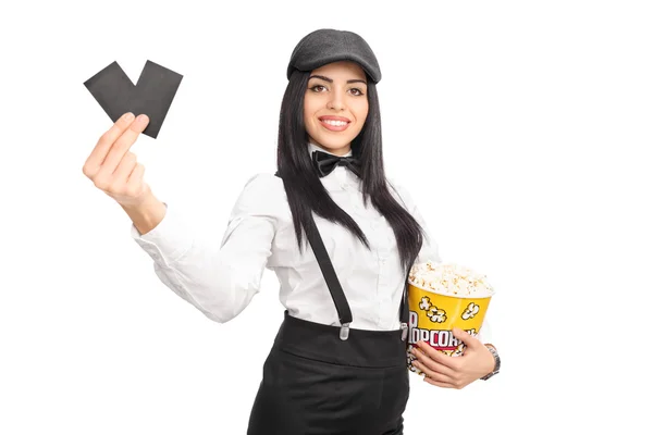 Regisseurin hält Popcorn und Karten in der Hand — Stockfoto