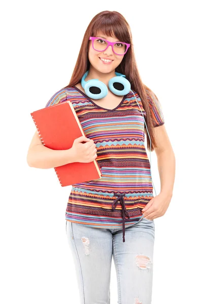 Estudiante con auriculares sosteniendo un cuaderno — Foto de Stock