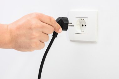 Bir soket kablosunu taktıktan el
